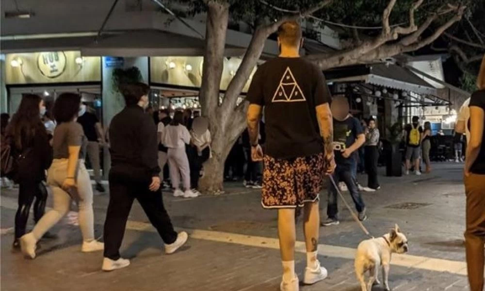 Γέμισαν κόσμο οι πλατείες στο Ηράκλειο - Απίστευτος συνωστισμός